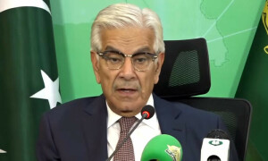 کوشش جاری ہے نیو یارک کی فلائٹ بھی شروع ہو، اگلا مرحلہ پی آئی اے کی نجکاری ہے، خواجہ آصف