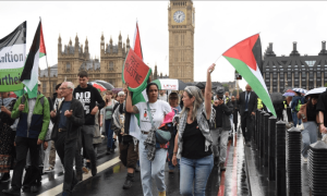 برطانیہ میں فلسطین ایکشن گروپ پر پابندی کے خلاف احتجاجی ریلی، 63 افراد گرفتار