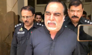 لانگ مارچ توڑ پھوڑ کیس: عمران اسماعیل کے وارنٹ گرفتاری جاری، گرفتار کرکے پیش کرنے کا حکم