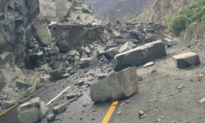 ایبٹ آباد، ہری پور میں لینڈ سلائیڈنگ سے سڑکیں بند، سیاحوں کیلئے الرٹ جاری