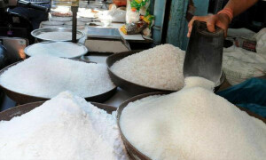 حکومت کے زبردستی 165 روپے ایکس ملز فی کلو قیمت مقرر کرنے کے اثرات، چینی غائب