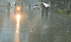 لاہور کے مختلف علاقوں میں ہلکی و تیز بارش، ملک کے بیشتر حصوں میں بارشوں کا امکان