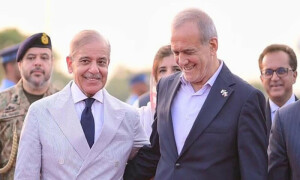 ایرانی صدر کی وزیراعظم ہاؤس آمد پر شہباز شریف کی جانب سے پرتپاک استقبال، گارڈ آف آنر پیش کیا گیا