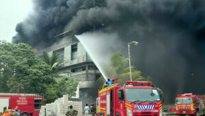 Massive fire devastates factory in Karachi, 8 workers injured as blaze destroys building