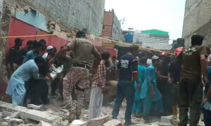 At least seven injured in Karachi building collapse