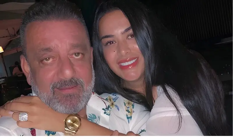 کیا سنجے دت اور تریشلا کے رشتے میں دراڑ آ گئی؟ بیٹی کی مبہم پوسٹ نے سوال کھڑے کر دیے