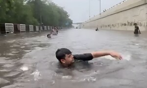 طوفانی بارشوں نے نئی دہلی کا نقشہ بگاڑ دیا: سڑکیں سوئمنگ پول بن گئیں