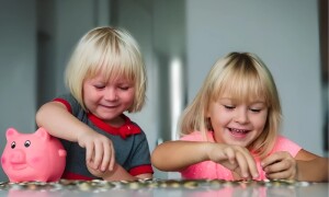مالی تعلیم اور ذمہ داری کی پہلی درسگاہ: بچوں کو پاکٹ منی دینا کیوں ضروری ہے؟