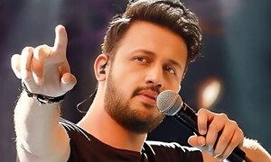 عاطف اسلم کے کنسرٹ میں مداح کا اسٹیج پر ڈانس، وائرل ویڈیو پر صارفین سیخ پا