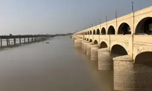 Sindh on high alert as flood wave approaches Guddu Barrage