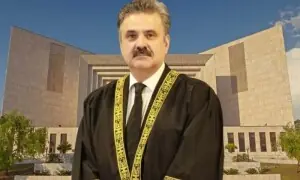 چیف جسٹس پاکستان کے سیکیورٹی پروٹوکول میں کمی، گاڑیوں کی تعداد 8 سے گھٹا کر 2 کردی گئی