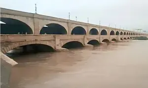 High flood hits Guddu and Sukkur barrages, over 80 villages submerged in Sindh