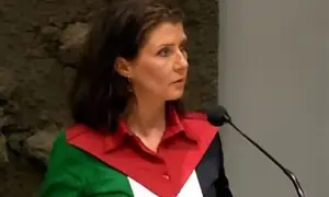 ہالینڈ کی رکن پارلیمنٹ کو فلسطینی پرچم والی شرٹ پہن کرآنا مہنگا پڑ گیا