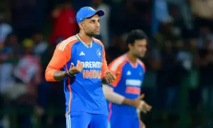 عمان کو شکست دینے کے بعد بھارتی کپتان کی پاکستانی نژاد کھلاڑی کو گلے لگانے کی تصویر وائرل