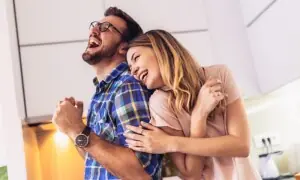 بور ہوتی شادی شدہ زندگی میں نئی چنگاری پیدا کرنے کی 3 آسان ٹپس