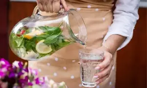 جسم میں پانی کی کمی دور کرنے والا نیا سوشل میڈیا ٹرینڈ ’لوڈِڈ واٹر‘ کیا ہے؟ جسم میں پانی کی کمی دور کرنے والا نیا سوشل میڈیا ٹرینڈ ’لوڈِڈ واٹر‘ کیا ہے؟