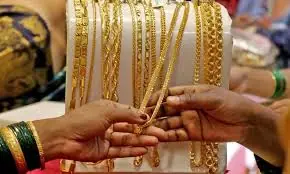 Gold prices continue to rise after crossing historic Rs400,000