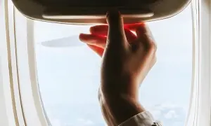 ہوائی جہاز کی لینڈنگ کے دوران مسافروں کو کھڑکیوں کے شیڈز کھُلے رکھنے کا کیوں کہا جاتا ہے؟