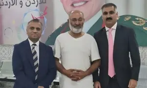 سابق سینیٹر مشتاق احمد اسرائیلی قید سے رہا، 9 اکتوبر کو پاکستان آئیں گے