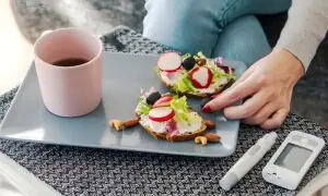 صبح نہار منہ یا ناشتے کے بعد: بلڈ شوگر کب چیک کرنا چاہیے؟