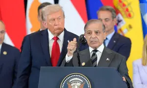 &rsquo;خوش کرنے کے سارے گُر سیکھ لیے ہیں&lsquo;: عالمی فورم پر وزیراعظم شہباز شریف کی زبانی ٹرمپ کی تعریفوں پر طنز