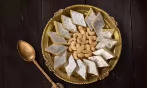 مٹھائیوں پر لگایا جانے والا چاندی کا ورق ’نان ویجیٹیرین‘ ہے؟