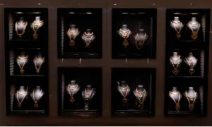 Gold extends record gains on US-China strains, rate-cut bets