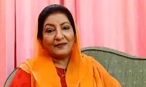 معروف نیوز کاسٹر عشرت فاطمہ نے اپنی موت کی جھوٹی خبروں کی تردید کر دی