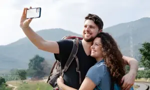 سادہ ڈیوائس کی لگژری قیمت: دنیا اسمارٹ فون انڈسٹری کی غلام کیسی بنی؟