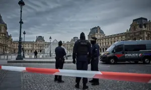 پیرس کے مشہور لوور میوزیم میں بڑی ڈکیتی، صرف 7 منٹ میں ملزمان قیمتی جواہرات لوٹ کر فرار