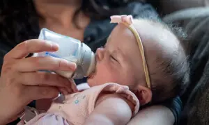ماؤں کے دودھ نہ پلانے سے پاکستان کو سالانہ 2.8 ارب ڈالر کا نقصان ماؤں کے دودھ نہ پلانے سے پاکستان کو سالانہ 2.8 ارب ڈالر کا نقصان