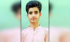 ’دم نکل گیا تو پولیس والوں نے لاش پر بھی ڈنڈے مارے‘: پولیس حراست میں نوجوان کے قتل نئے انکشافات ’دم نکل گیا تو پولیس والوں نے لاش پر بھی ڈنڈے مارے‘: پولیس حراست میں نوجوان کے قتل نئے انکشافات