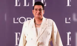 کراچی کے فن کار اسسٹنٹ کمشنر حاذم بھنگوار کو اعلیٰ کارکردگی پر ایوارڈ سے نواز دیا گیا کراچی کے فن کار اسسٹنٹ کمشنر حاذم بھنگوار کو اعلیٰ کارکردگی پر ایوارڈ سے نواز دیا گیا