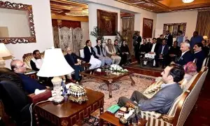 کیا پیپلز پارٹی آزاد کشمیر میں نئی حکومت بنانے میں کامیاب ہوپائے گی؟ اسمبلی میں پارٹی پوزیشن جانیے کیا پیپلز پارٹی آزاد کشمیر میں نئی حکومت بنانے میں کامیاب ہوپائے گی؟ اسمبلی میں پارٹی پوزیشن جانیے