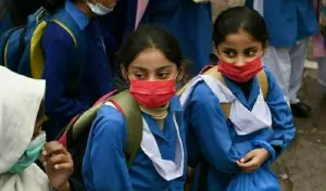 Lahore schools revise timings due to worsening smog Lahore schools revise timings due to worsening smog