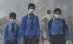 لاہور میں فضائی آلودگی برقرار، شہر میں اسموگ کے باعث اسکولوں کے اوقات کار تبدیل لاہور میں فضائی آلودگی برقرار، شہر میں اسموگ کے باعث اسکولوں کے اوقات کار تبدیل