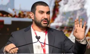 اسرائیل مخالف خطاب، امریکا نے بیچ تقریب میں برطانوی کمنٹیٹر کو حراست میں لے لیا اسرائیل مخالف خطاب، امریکا نے بیچ تقریب میں برطانوی کمنٹیٹر کو حراست میں لے لیا