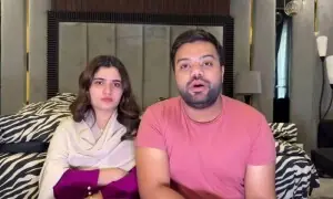 سائبر کرائم ایجنسی کے افسران ڈکی بھائی کی اہلیہ سے 90 لاکھ رشوت لینے پر گرفتار ہوئے، ایف آئی آر سائبر کرائم ایجنسی کے افسران ڈکی بھائی کی اہلیہ سے 90 لاکھ رشوت لینے پر گرفتار ہوئے، ایف آئی آر