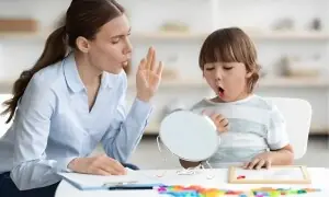 اگر آپ چاہتے ہیں بچہ روانی سے انگریزی بولے، تو یہ 4 عادتیں روز اپنائیں اگر آپ چاہتے ہیں بچہ روانی سے انگریزی بولے، تو یہ 4 عادتیں روز اپنائیں