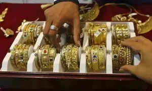 سونا عالمی اور مقامی مارکیٹوں میں 2 دن کے بعد آج پھر مہنگا، فی تولہ قیمت کیا ہوگی؟ سونا عالمی اور مقامی مارکیٹوں میں 2 دن کے بعد آج پھر مہنگا، فی تولہ قیمت کیا ہوگی؟