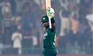 بابر اعظم کا نیا ریکارڈ، ٹی 20 انٹرنیشنل میں ویرات کوہلی کو پیچھے چھوڑ دیا