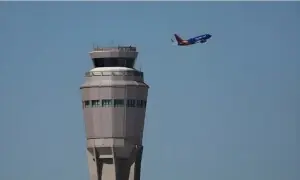 امریکا میں شٹ ڈاؤن کے دوران ایئرپورٹس پر اسٹاف کی کمی، کئی پروازیں تاخیر کا شکار امریکا میں شٹ ڈاؤن کے دوران ایئرپورٹس پر اسٹاف کی کمی، کئی پروازیں تاخیر کا شکار