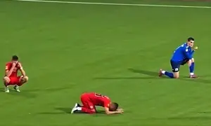 سربیا کی فٹبال ٹیم کے ہیڈ کوچ کا دورانِ میچ انتقال، کھلاڑی گراؤنڈ میں رو پڑے