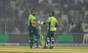 پہلے ون ڈے میں پاکستان شکست سے بال بال بچ گیا، جنوبی افریقا کو 2 وکٹوں سے ہرادیا