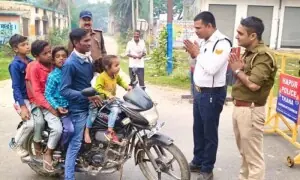 موٹرسائیکل پر 6 بچوں کے ساتھ سفر، 22 ہزار روپے کا چالان موٹرسائیکل پر 6 بچوں کے ساتھ سفر، 22 ہزار روپے کا چالان