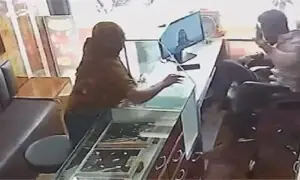 خاتون کو 17 سیکنڈ میں 20 تھپڑ: مرچی پاؤڈر سے جیولری شاپ لوٹنے کی کوشش ناکام خاتون کو 17 سیکنڈ میں 20 تھپڑ: مرچی پاؤڈر سے جیولری شاپ لوٹنے کی کوشش ناکام