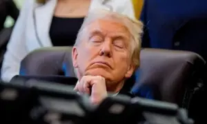 وائٹ ہاؤس میں ٹرمپ کی بند آنکھیں سوشل میڈیا پر زیرِ بحث کیوں؟ وائٹ ہاؤس میں ٹرمپ کی بند آنکھیں سوشل میڈیا پر زیرِ بحث کیوں؟