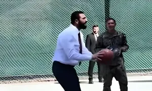 شامی صدر کی امریکی فوجی حکام کیساتھ باسکٹ بال کھیلنے کی ویڈیو وائرل شامی صدر کی امریکی فوجی حکام کیساتھ باسکٹ بال کھیلنے کی ویڈیو وائرل