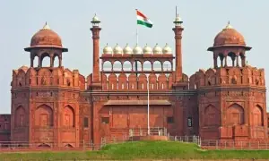 نئی دہلی: لال قلعہ کے قریب دھماکا، متعدد گاڑیوں کو آگ لگ گئی