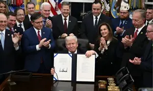 ٹرمپ نے طویل حکومتی شٹ ڈاؤن ختم کرنے کے معاہدے پر دستخط کر دیے